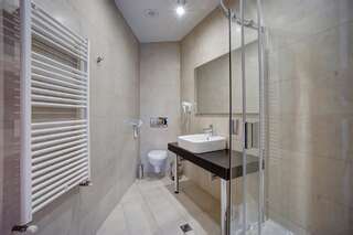 Отель Hotel Ave Lux Брашов Люкс с гидромассажной ванной-1