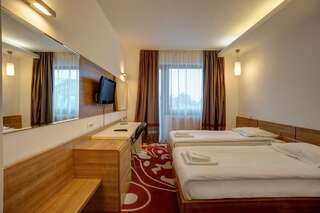 Отель Hotel Ave Lux Брашов Двухместный номер с 1 кроватью или 2 отдельными кроватями-2